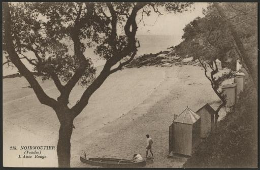 La plage de l'Anse Rouge : tour Plantier (vues 2-13), cabines (vues 1, 9-13).